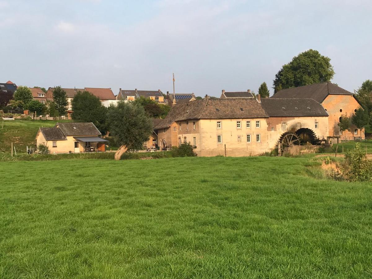 Aan De Watermolen Vakantiewoningen Wijlre Bagian luar foto